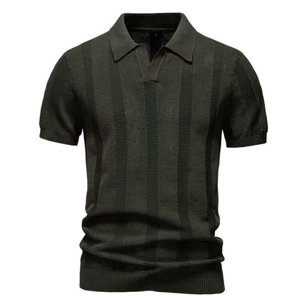 Chomba de punto Santorini en color oscuro para hombre, diseño elegante, ideal para cualquier ocasión. Chombas hombre, moda cómoda y versátil.