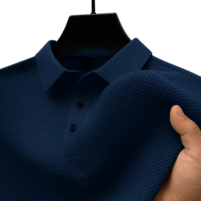 Chomba elegante de seda azul para hombre con tejido suave y transpirable, ideal para un look moderno y casual chic. Perfecta para días cálidos.
