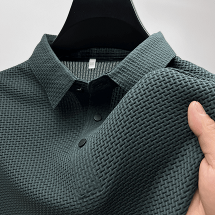 Alt Tag: Chomba elegante de seda hombre tejido transpirable, diseño moderno y acabado bordado para un look casual chic.