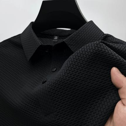 Chomba elegante de seda hombre, textura suave y elástica en color negro, ideal para un look fresco y casual chic. Chombas hombre.