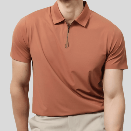 Chomba Everett hombre en color terracota, confeccionada en jersey ultraliviano, perfecta para el verano; elegante y versátil para cualquier ocasión.