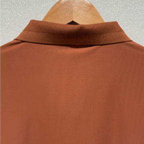Chomba Everett hombre de jersey ultraliviano en color marrón, perfecta para días calurosos. Ideal para oficina o salidas casuales.