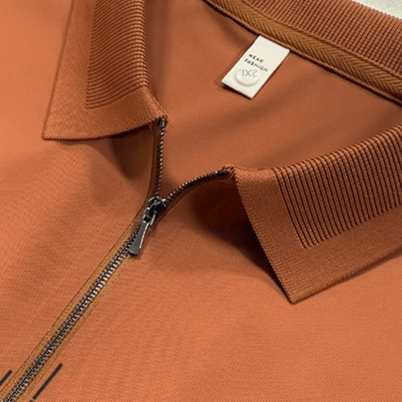 Chomba Everett para hombre en jersey liviano, ideal para verano, cuello con cierre, estilo minimalista, combina con chinos o shorts.