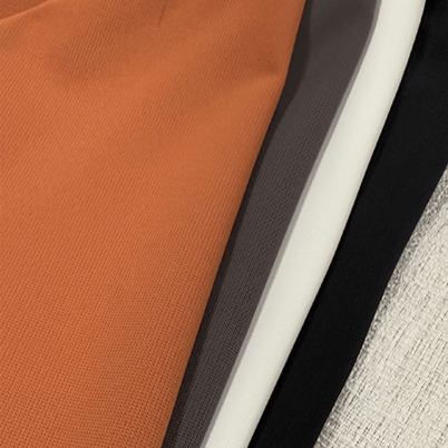 Tejidos de chombas hombre en colores terracota, negro y blanco, combinables y perfectos para el verano.