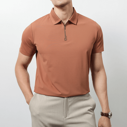 Hombre vistiendo una Chomba Everett de alto rendimiento color terracota, ideal para días de verano. Chombas hombre para oficina y salidas.