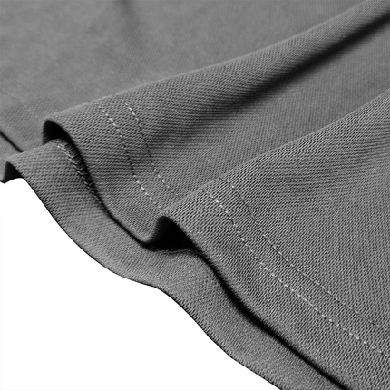 Detalle del tejido de alta calidad en chomba Hudson Gingham para hombre, con diseño elegante y relajado en 100% algodón peinado.