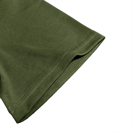 Detalle de costura en chomba verde oliva para hombre, mostrando calidad de tejido en algodón peinado. Ideal para looks elegantes y relajados.