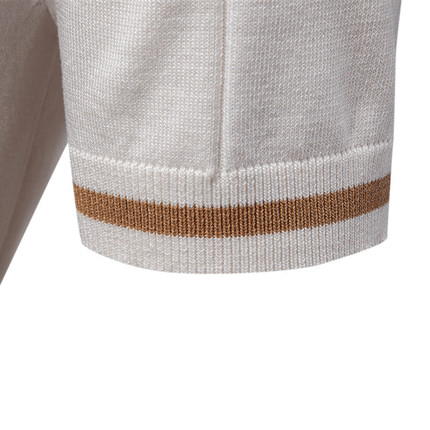 Detalle de manga de la chomba Jacques Remy para hombre, con canalé vertical y borde en contraste. Moda exclusiva y sofisticada.