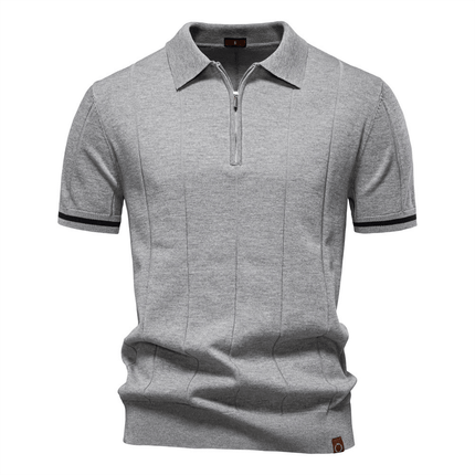Chomba Jacques Remy gris para hombre, diseño moderno con canalé vertical y detalles en contraste, ideal para un look elegante en verano.