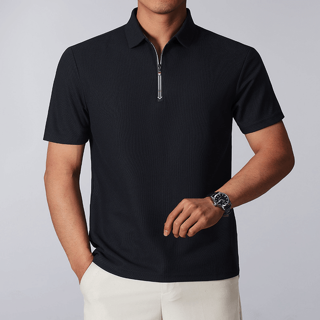 Hombre con Chomba Julian Quarter-Zip negra, con cierre distintivo hasta un cuarto, para estilo casual y elegante, ideal para chombas hombre.