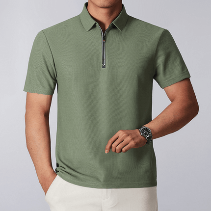 Hombre vistiendo Chomba Julian Quarter-Zip verde con diseño moderno, ideal para estilo casual y sofisticado. Chombas para hombre.