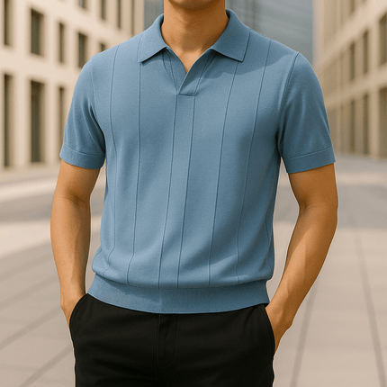 Chomba Kensington azul para hombre, tejido de punto en rayón, patrón vertical, cuello abierto, ideal para días cálidos.