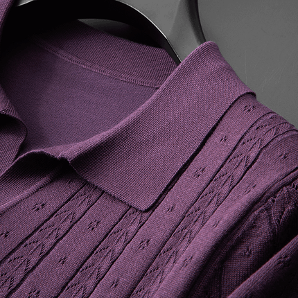 Chomba Raffaello Knit para hombre: tejido liviano en color morado con textura trenzada y cuello Johnny abierto, ideal para un look elegante y relajado.