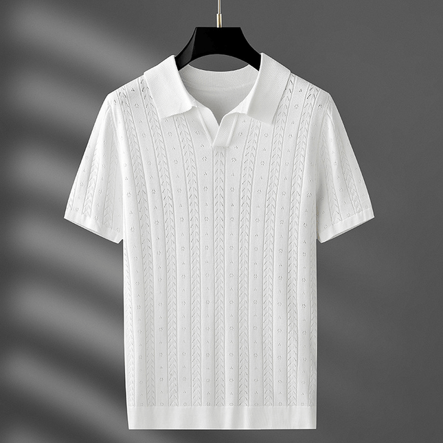 Chomba Raffaello Knit blanca con cuello Johnny y detalles de punto trenzado, ideal para hombres. Ligera y transpirable para días relajados.