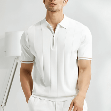 Hombre con chomba Salerno Knit blanca, suave mezcla de algodón y rayón, detalles de contraste en las mangas. Diseño con cierre elegante.