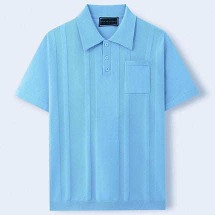 Chomba Sorrento azul para hombre, de algodón liviano, con bolsillo en el pecho y textura transpirable. Perfecta para un estilo fresco y cómodo.