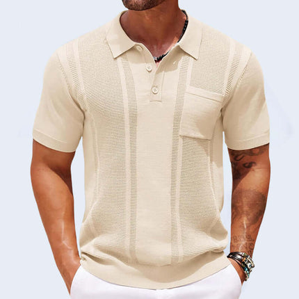 Hombre vistiendo Chomba Sorrento, polo tejido liviano de algodón, color beige, con bolsillo y bordes acanalados; moda chombas hombre.