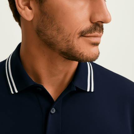 Hombre vistiendo una chomba azul marina, destacando la elegancia y confort de Chomba Swiss Class para moda masculina.