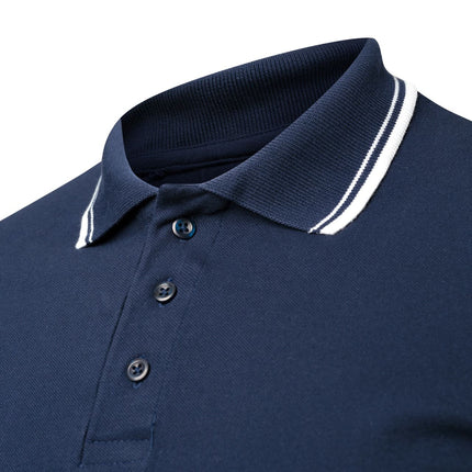 Chomba Swiss Class azul marino con detalles elegantes, destacando la moda y comodidad para hombres. Ideal para cualquier ocasión casual.