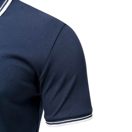 Chomba Swiss Class azul marino para hombre, destacando elegancia y confort en el diseño del cuello y mangas. Chombas hombre elegantes.