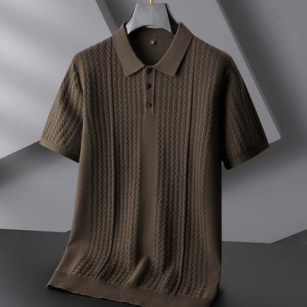 Chomba Torino para hombre, textura tejida superior, corte slim, cuello clásico, ideal para look smart casual, marrón, transpirable.