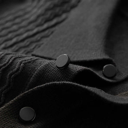 Chomba Torino en tejido premium con texturas trenzadas y lisas, ideal para hombres que buscan estilo smart casual y transpirabilidad.