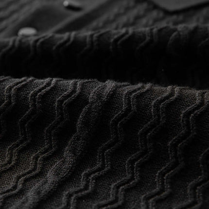 Detalle tejido texturizado chomba Torino para hombre, diseño ondulado y trenzado, ideal para look smart casual, transpirable y entallado.