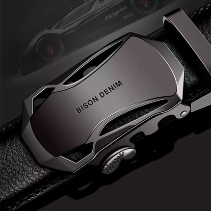 Elegante cinto de cuero genuino Brent con hebilla metálica moderna y diseño "Bison Denim" en fondo oscuro.