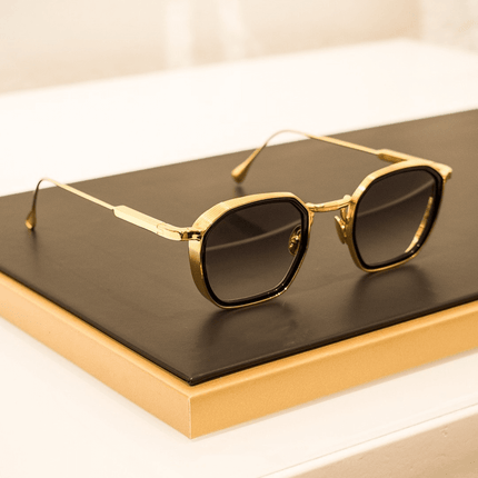 Gafas de sol Alain Delon con diseño minimalista, lentes oscuras UV400, montura metálica delgada, estilo clásico cine noir francés.