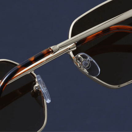 Gafas de sol Aureon Hexa-Core para hombre con marco dorado y bisagras de engranaje. Estilo futurista con lentes tintadas. Protección UV400.