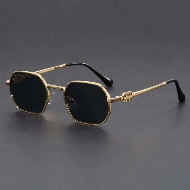 Gafas de sol hombre Aureon Hexa-Core con marco dorado futurista y lentes hexagonales tintados, protección UV400. Estilo verano 2023.