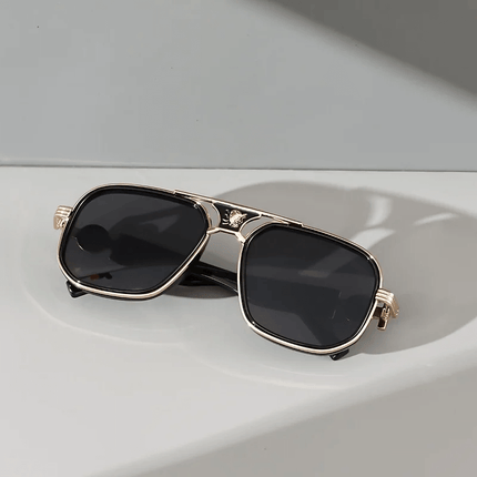 Gafas de sol Donatello Mori, detalles dorados elegantes y lentes tintados, ideal para hombres que buscan estilo y sofisticación.