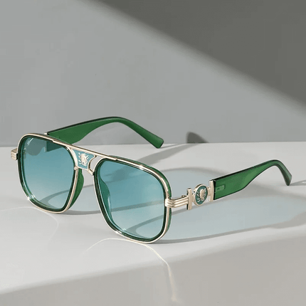 Gafas de sol Donatello Mori con detalles dorados y lentes tintados, perfectas para un look audaz de verano. Gafas de sol hombre.
