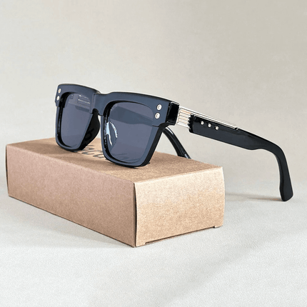 Gafas de sol Firenze Square en caja de cartón, diseño cuadrado elegante para hombre con protección UV400 y estilo versátil.