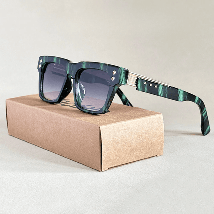 Gafas de sol Firenze Square sobre caja de cartón, diseño cuadrado con protección UV400, estilo moderno para hombre, elegancia versátil.