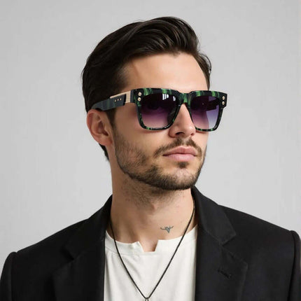 Hombre luciendo gafas de sol Firenze Square, diseño cuadrado y protección UV400, estilo elegante y clásico para galas o casual.