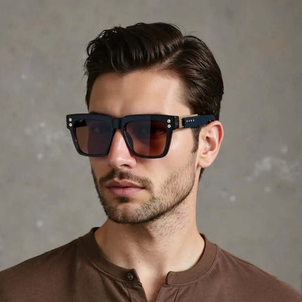 Hombre usando gafas de sol Firenze Square con marco cuadrado clásico y lentes UV400, estilo elegante y versátil, gafas de sol hombre.