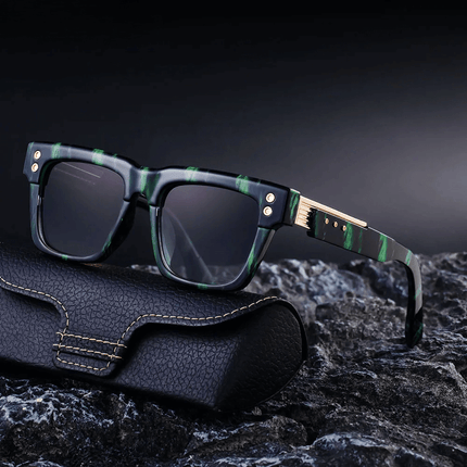 Gafas de sol Firenze Square para hombre con marco cuadrado elegante, protección UV400 y estilo versátil sobre un fondo oscuro.