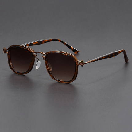 Alt Tag: Gafas de sol Kravitz Square unisex con marco metálico grueso y lentes cuadrados, estilo retro-moderno, protección UV400 para hombre.