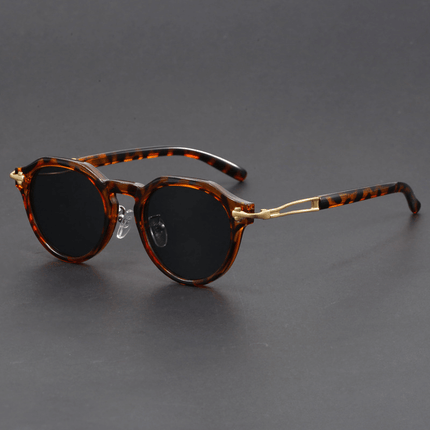 Gafas de sol hombre vintage Dylan con protección UV400, lentes oscuros en degradé y detalles metálicos, estilo retro y moderno.