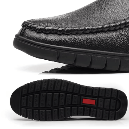 Suela y costura del Mocasín Clásico de Cuero negro, zapato casual para hombre con comodidad y estilo.