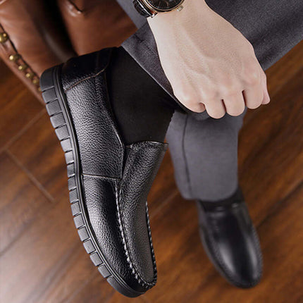 Hombre usando mocasín clásico de cuero negro, zapatos casuales para hombre, comodidad y estilo, ideal para ocasiones formales o diarias.