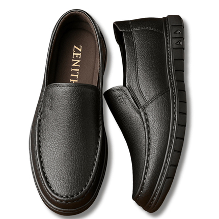 Mocasín clásico de cuero negro para hombre, estilo casual y cómodo, ideal para complementar atuendos elegantes y cotidianos.