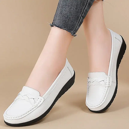 Elegantes mocasines Siena para mujer en cuero blanco, diseño clásico con costuras discretas, ideales para cualquier ocasión.