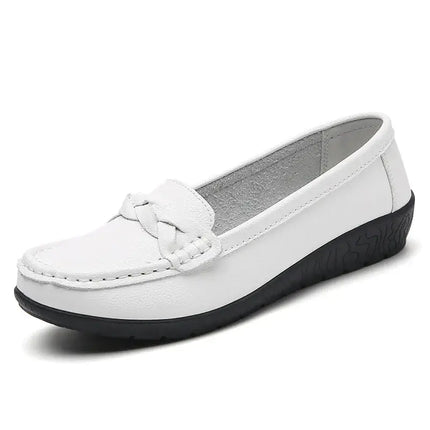 Mocasín blanco Mujer Siena de cuero suave con diseño clásico y costuras discretas, ideal para comodidad y elegancia diaria.