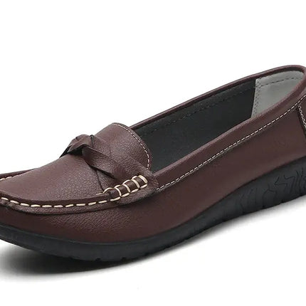 Mocasín Mujer Siena en cuero marrón con diseño clásico, ideal para un look elegante y cómodo. Zapato versátil para cualquier ocasión.