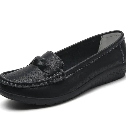 Elegante mocasín Siena para mujer en cuero negro, diseño clásico con costuras discretas, ideal para estilo y comodidad diaria.