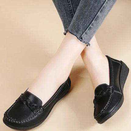 Elegante mocasín negro para mujer Siena en cuero suave, ideal para comodidad y estilo diario.