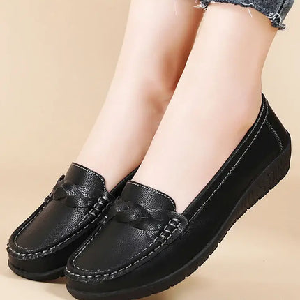 Elegantes mocasines de mujer Siena en negro, cuero suave, diseño clásico, ideales para cualquier ocasión. Atemporal y cómodo estilo.