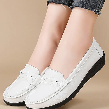 Mocasines Mujer Siena en cuero blanco combinados con jeans, diseño clásico y atemporal para estilo y comodidad todo el día.
